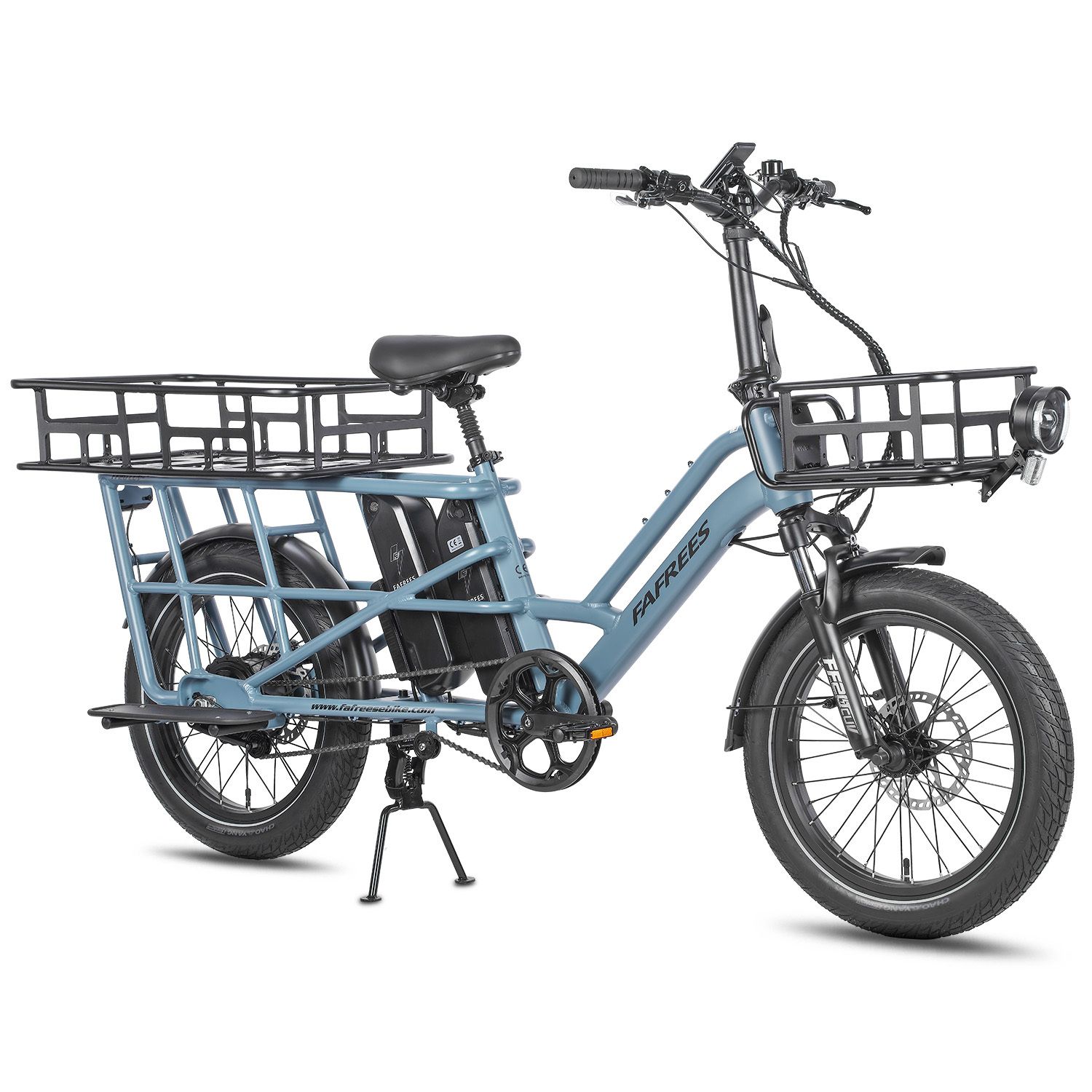 Blauwe elektrische bakfiets met voor- en achtermanden. Dubbele batterij, koplamp, stuur en standaard zichtbaar.