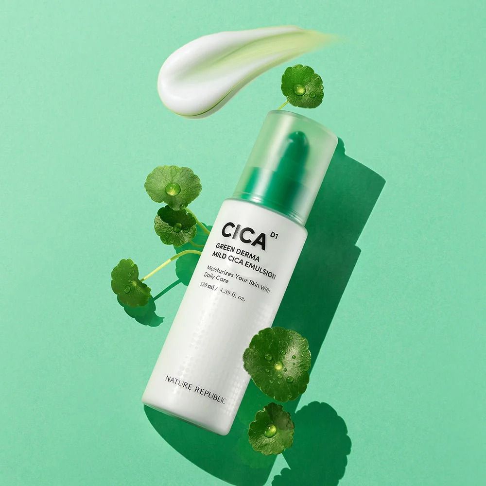 Flacon blanc avec pompe verte. Texte: CICA, GREEN DERMA MILD CICA EMULSION, NATURE REPUBLIC. Avec crème et feuilles.