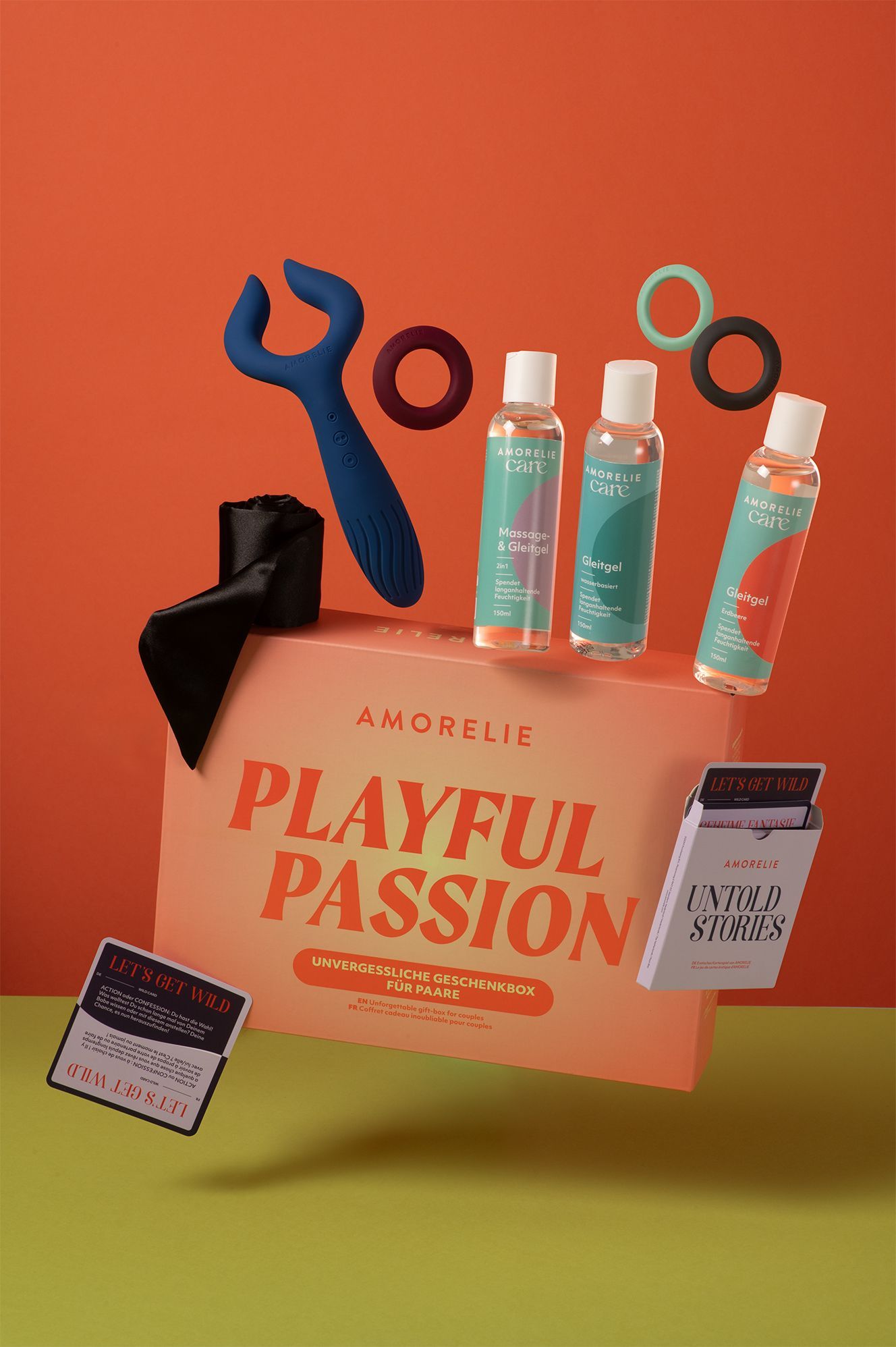 Cadeauset »Playful Passion« met vibrator, glijmiddel, ringen en accessoires. Verpakking met opschrift AMORELIE.