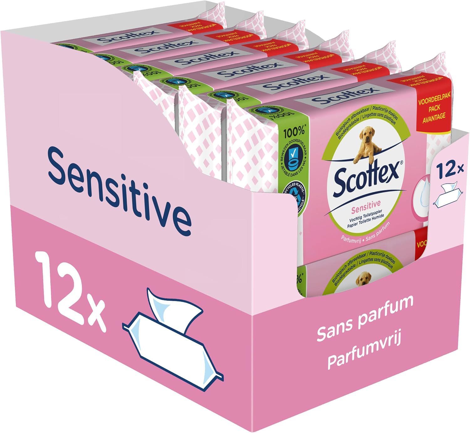 Doos met 12 pakken vochtig toiletpapier. Roze verpakking met productlogo en naam. "Sensitive" en "Sans parfum" zijn zichtbaar.
