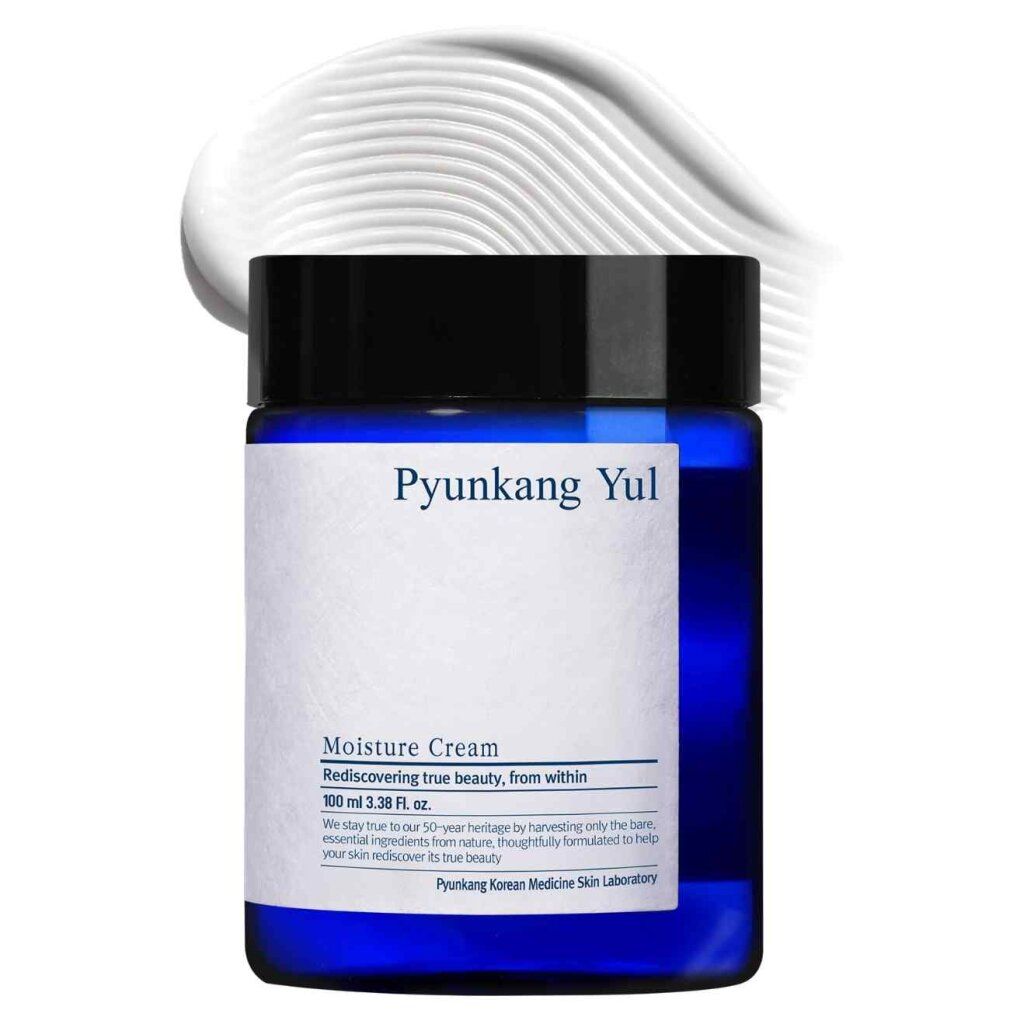 Crème hydratante Pyunkang Yul avec une texture crémeuse au-dessus du pot.