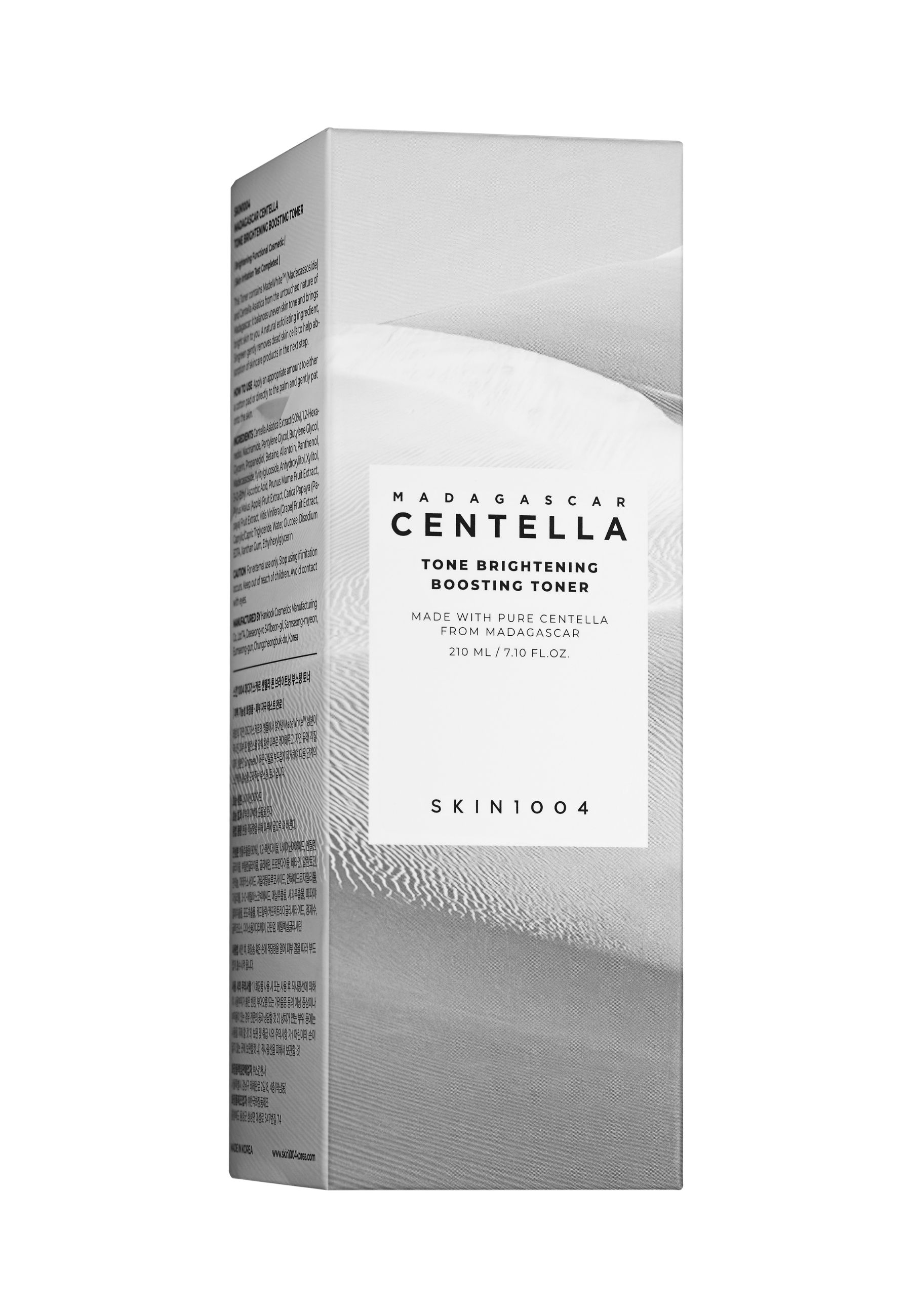 Emballage du produit. Boîte blanche avec nom du produit et marque SKIN1004. Inscription : Madagascar Centella Tone Brightening Boosting Toner.