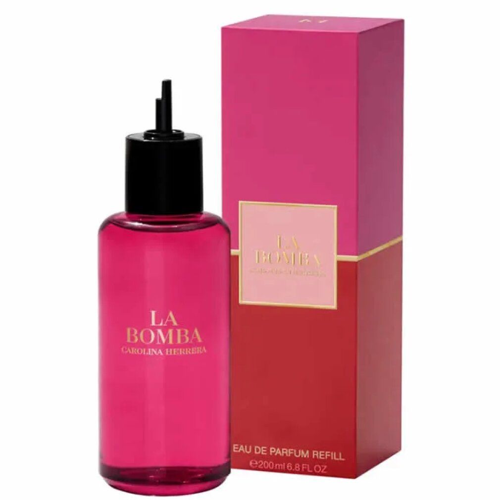Roze fles en verpakking. Opschrift: LA BOMBA, CAROLINA HERRERA. Verpakking rood en roze.