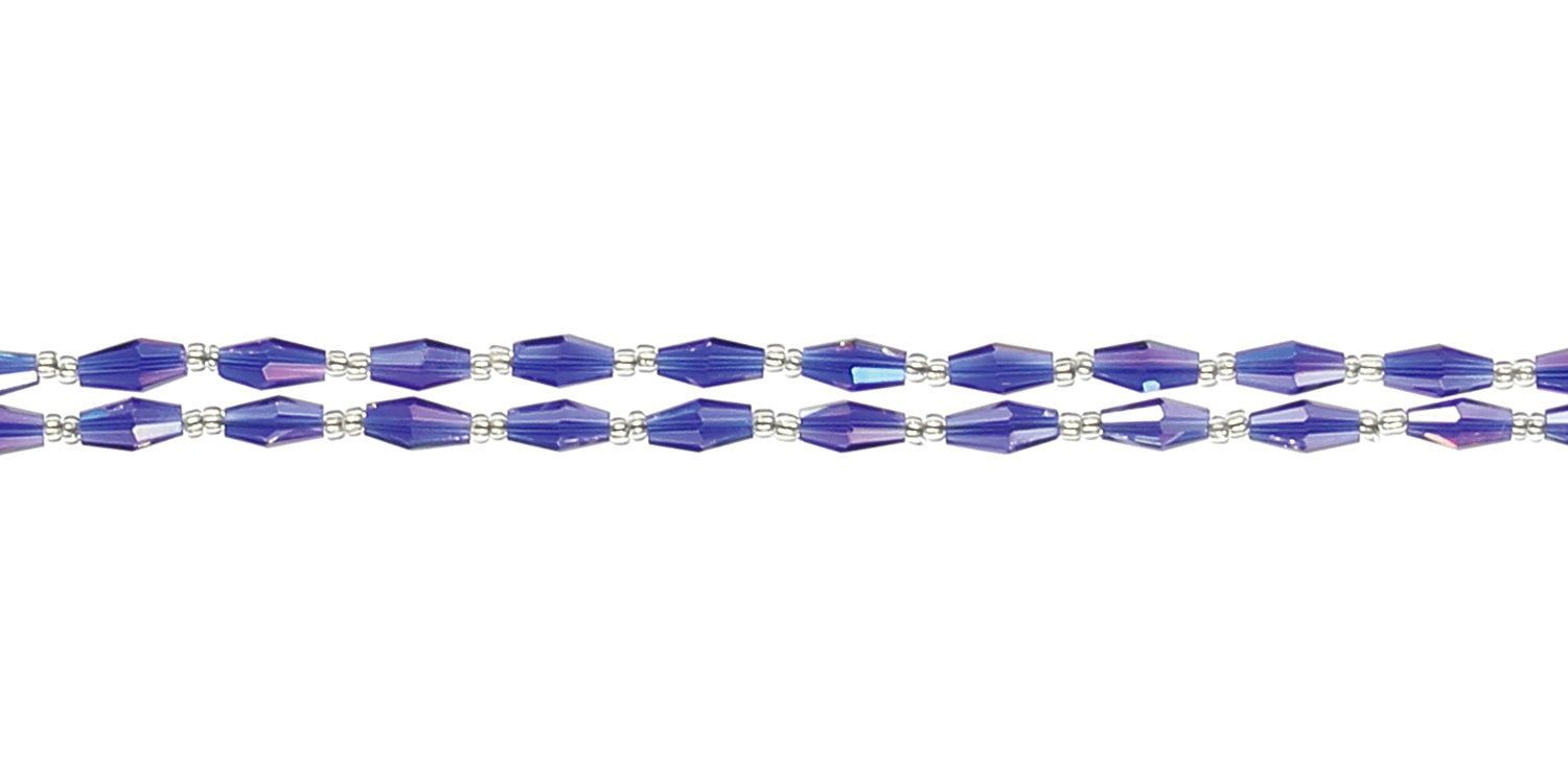 Close-up van een brillenketting met twee rijen blauwe, langwerpige kralen. Metalen verbindingen zichtbaar.