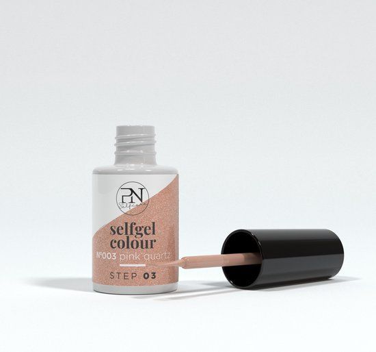 Flacon de vernis à ongles avec pinceau. Inscription "selfgel colour" et "Pink Quartz".