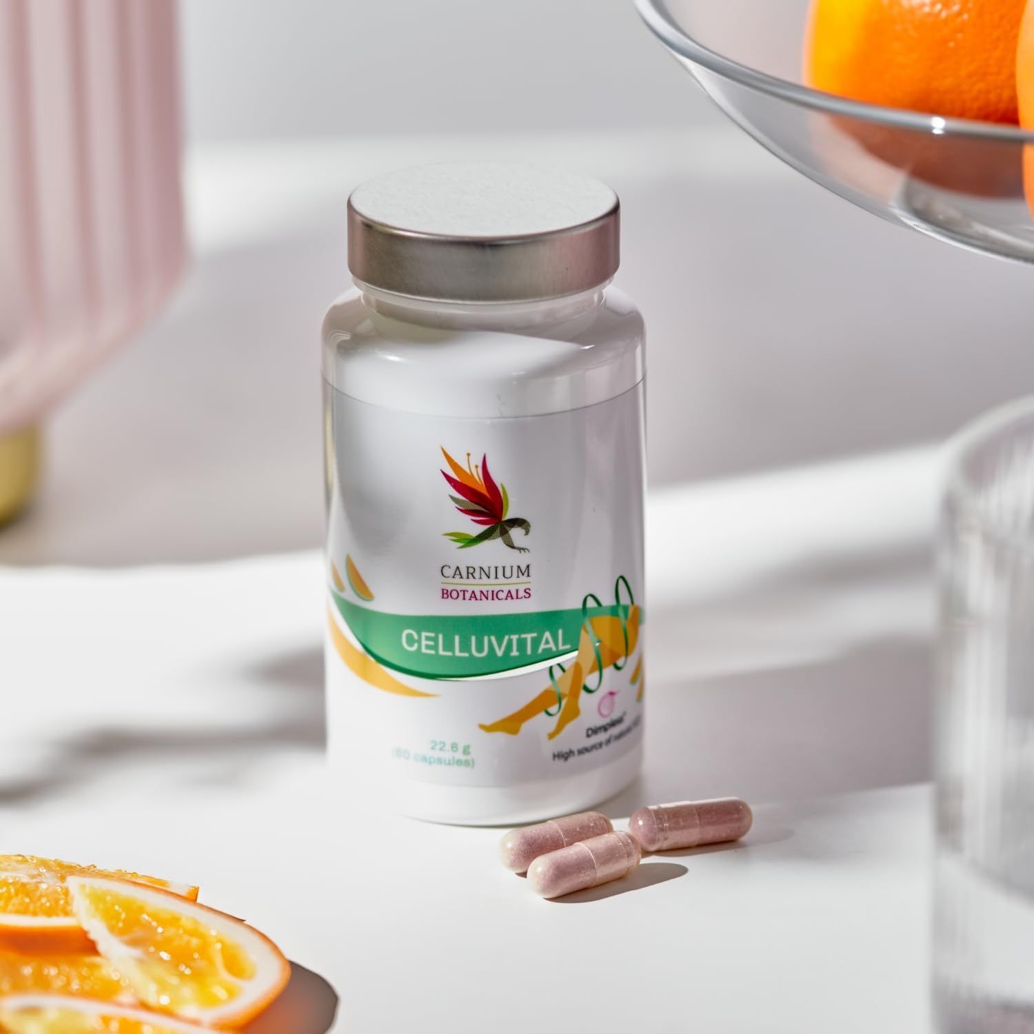Bouteille blanche avec couvercle argenté, étiquette avec logo d'oiseau et inscription 'CELLUVITAL'. Trois gélules à côté.