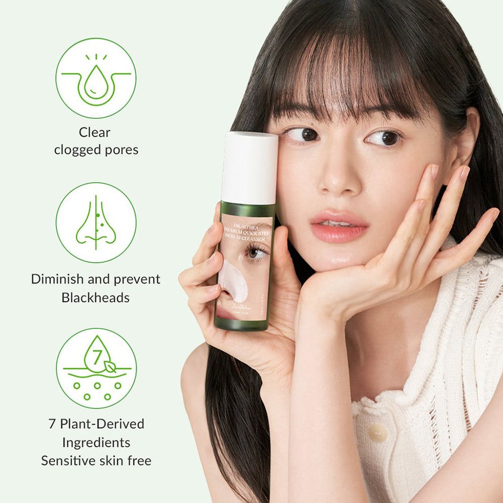 Femme tenant un flacon de Dr. Althea Sebum Cleanser avec icônes pour pores dégagés et 7 ingrédients végétaux.