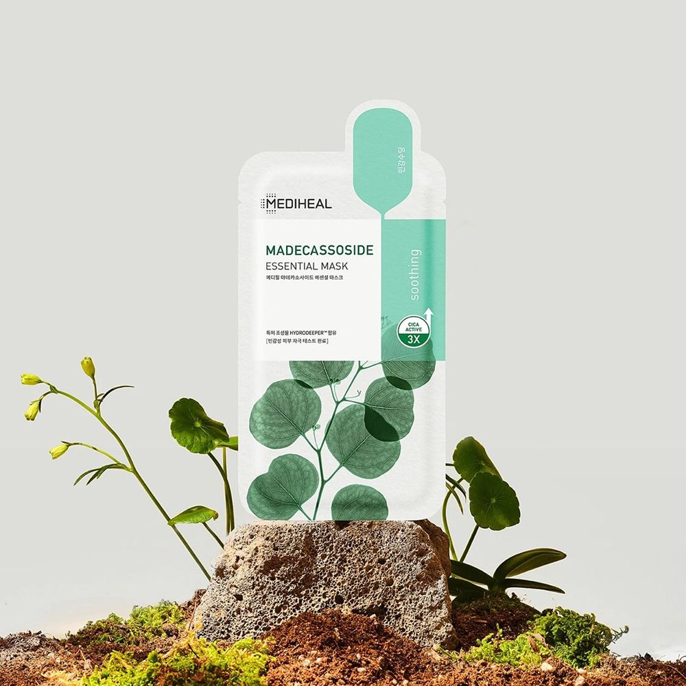 MEDIHEAL Madecassoside Essential gezichtsmasker. Witte verpakking met groene accenten. Tekst: Madecassoside Essential Mask, Cica Active 3X.