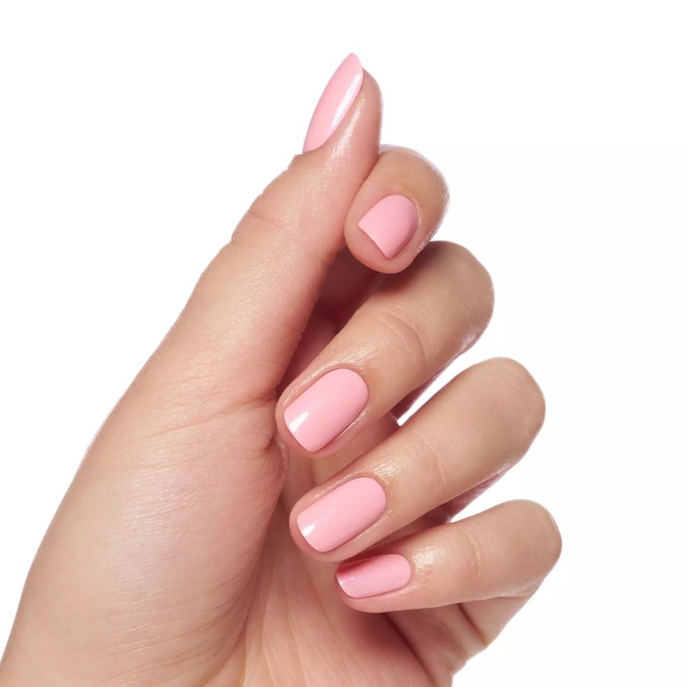 Hand met roze gelakte nagels. Alle nagels zijn gelijkmatig gelakt.