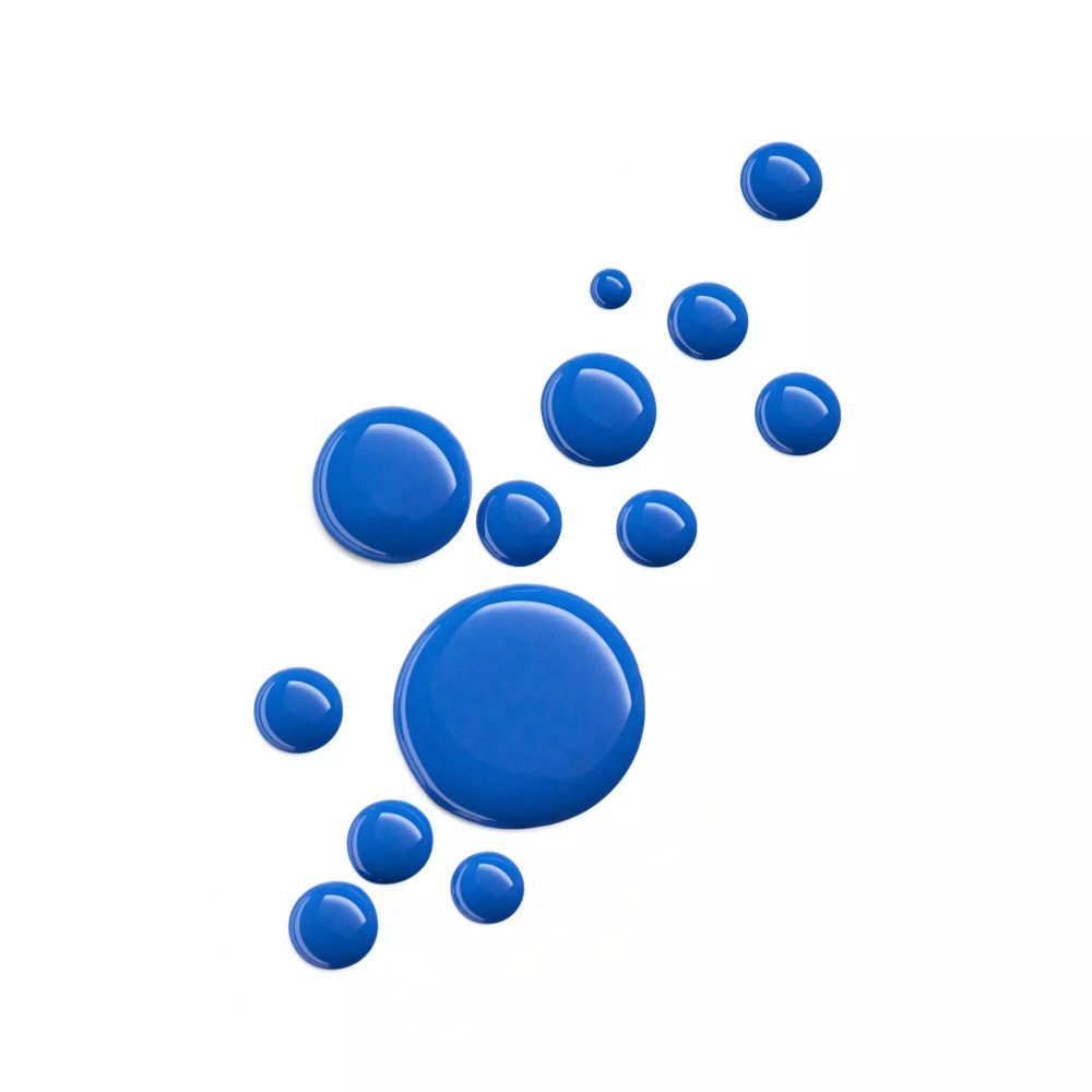 Gouttes de vernis à ongles bleues de différentes tailles sur fond blanc.