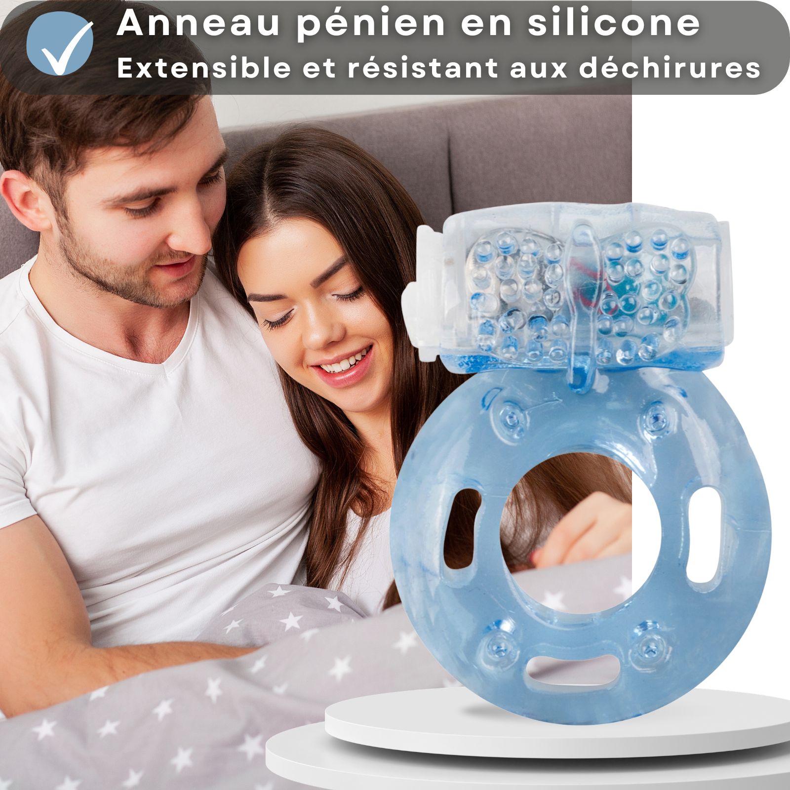 Couple au lit. Anneau pénien avec partie vibrante, couleur bleue.