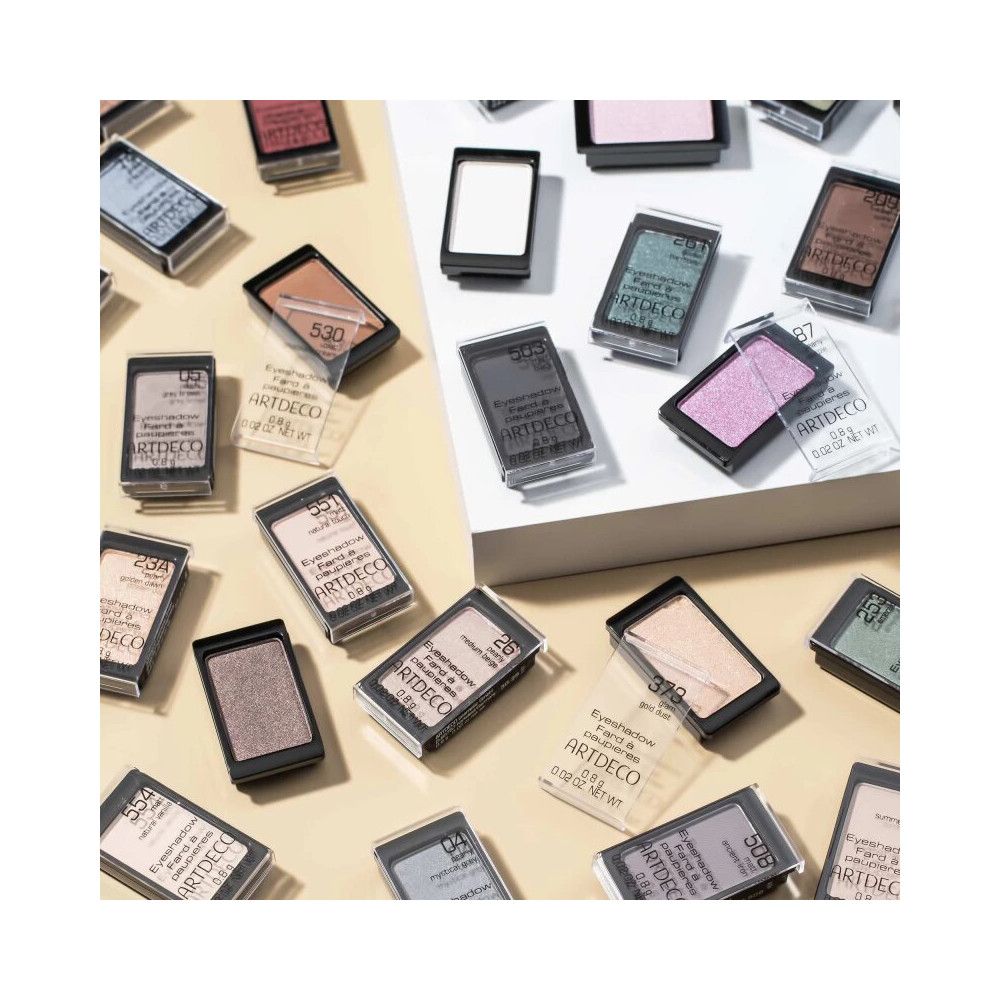 Divers fards à paupières Artdeco dans des boîtiers rectangulaires. Différentes couleurs et emballages.