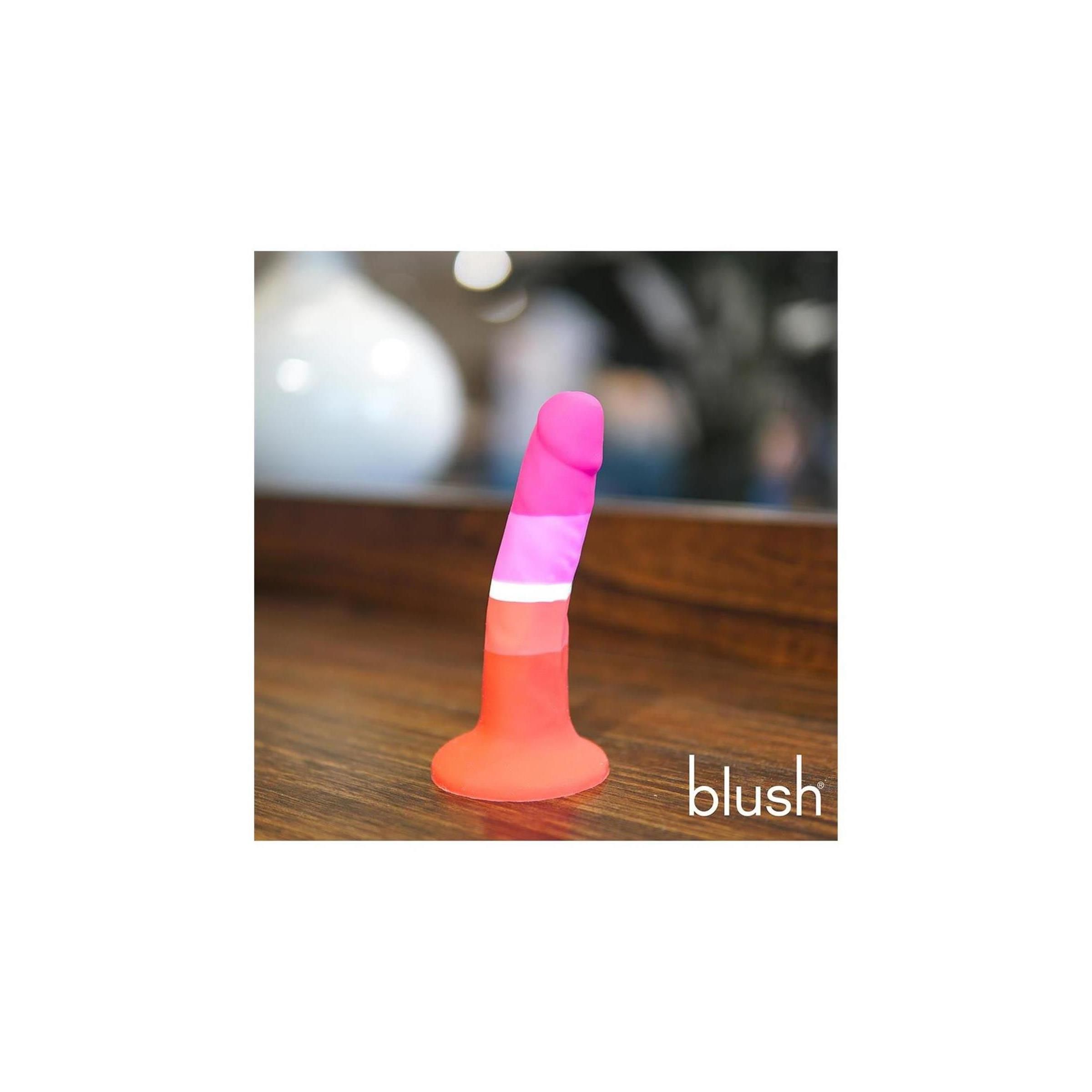 Meerkleurige dildo. Kleuren: roze, wit, oranje en rood. Afgeronde basis en punt. Merk "blush" zichtbaar.