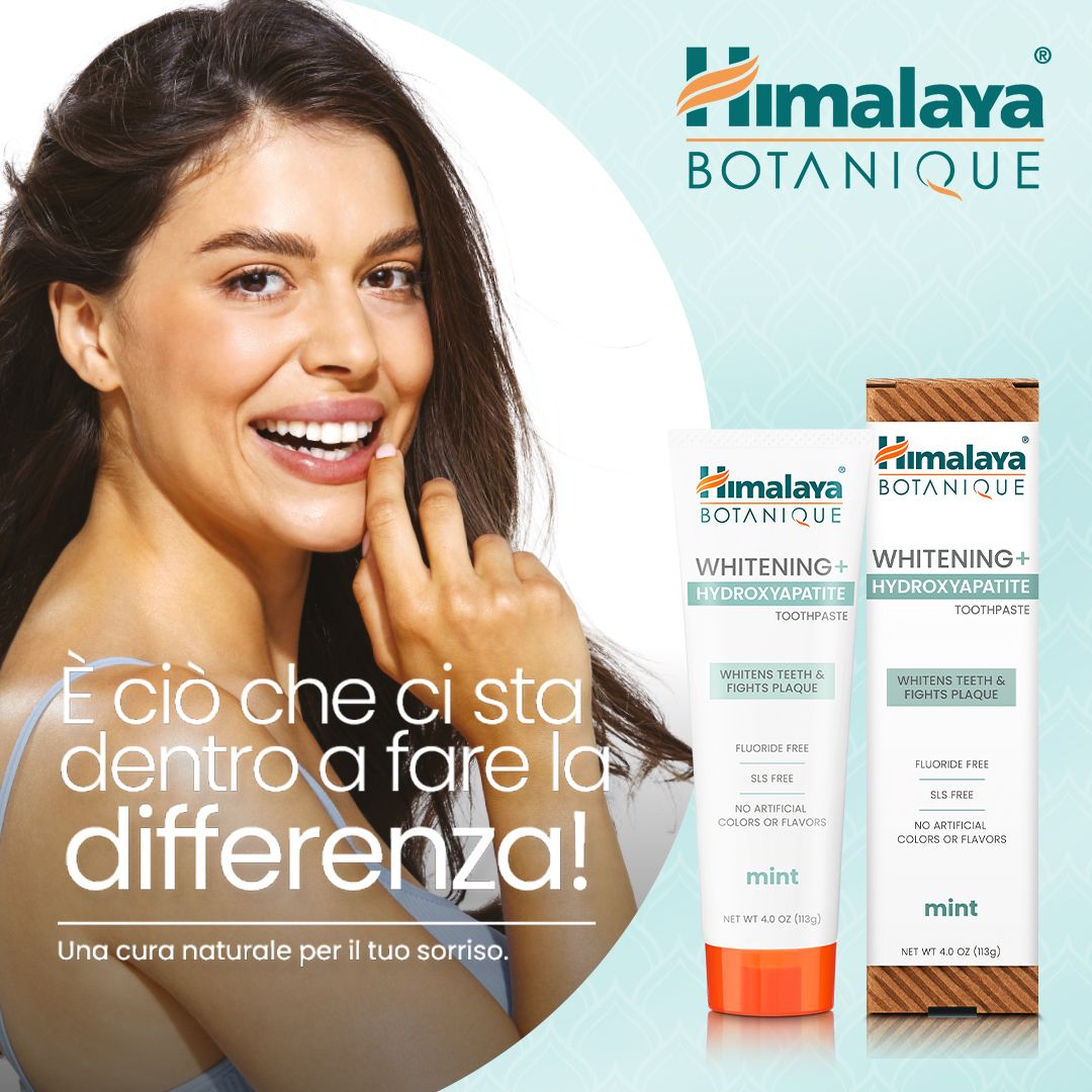 Lachende vrouw, naast Himalaya Botanique Whitening tandpasta en doos.