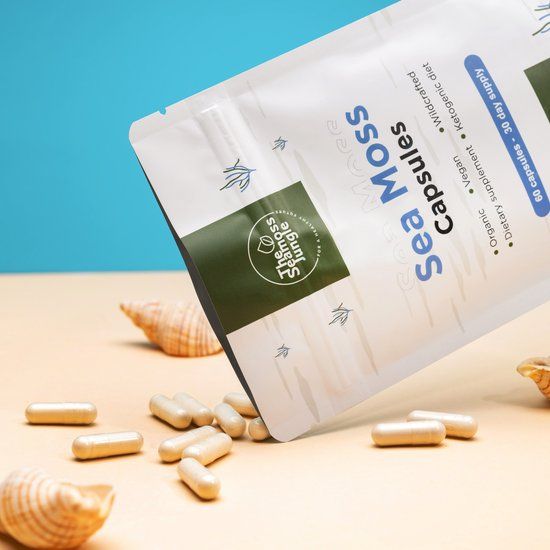 Zakje met Sea Moss capsules, capsules en schelpen ernaast. Opschrift: Sea Moss Capsules, 60 capsules, 30 dagen voorraad, 550 mg.