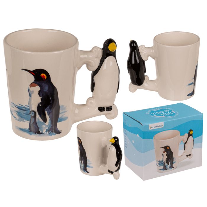 Meerdere bekers met pinguïngreep. Verschillende perspectieven. Blauwe verpakking met tekst: Pinguin Mug. Pinguïndecoratie op de bekers.