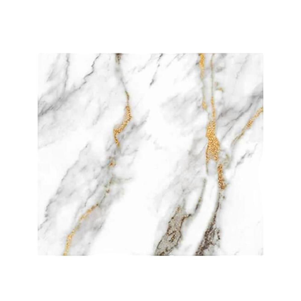 Close-up van een wit marmeren oppervlak met grijze en gouden aders.