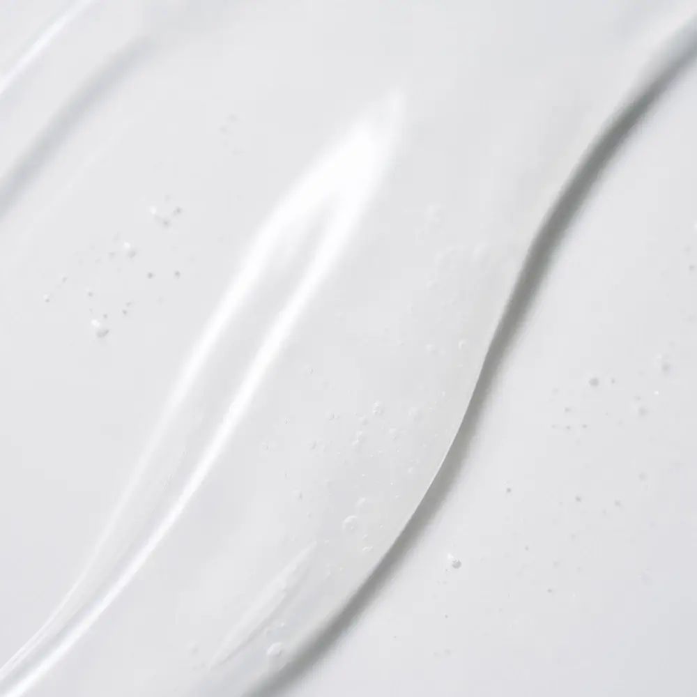 Gros plan sur gel transparent. Texture liquide avec de petites bulles.