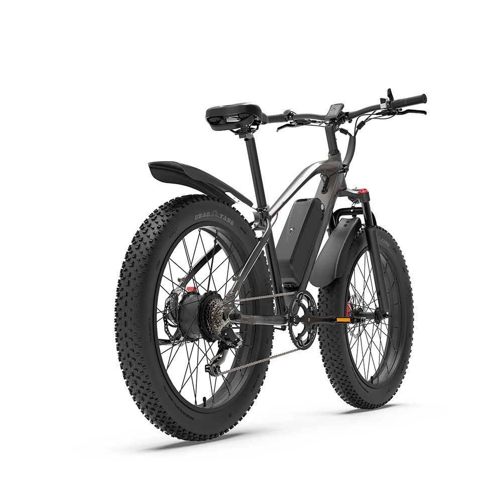Zwarte elektrische mountainbike, achteraanzicht. Brede banden, accu, spatbord. GOGOBEST-logo zichtbaar.