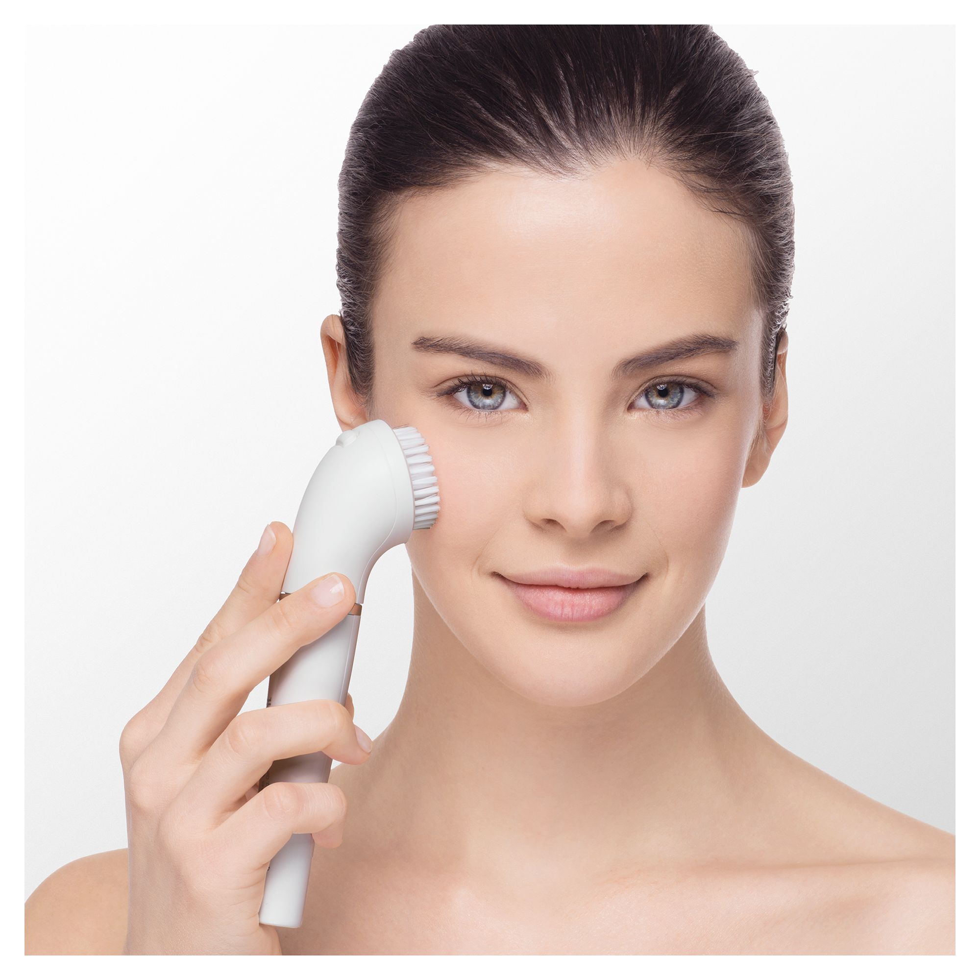 Femme nettoyant son visage avec la brosse Braun FaceSpa.