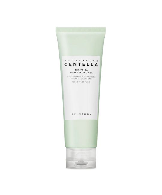 Groene tube met wit etiket. Opschrift: MADAGASCAR CENTELLA, Tea-Trica Mild Peeling Gel. Merk SKIN1004.