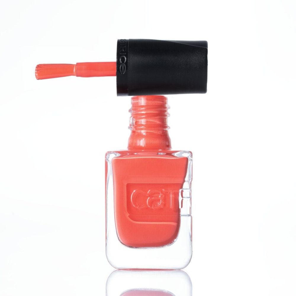Oranje nagellak in een rechthoekig glazen flesje met zwarte dop en kwastje.