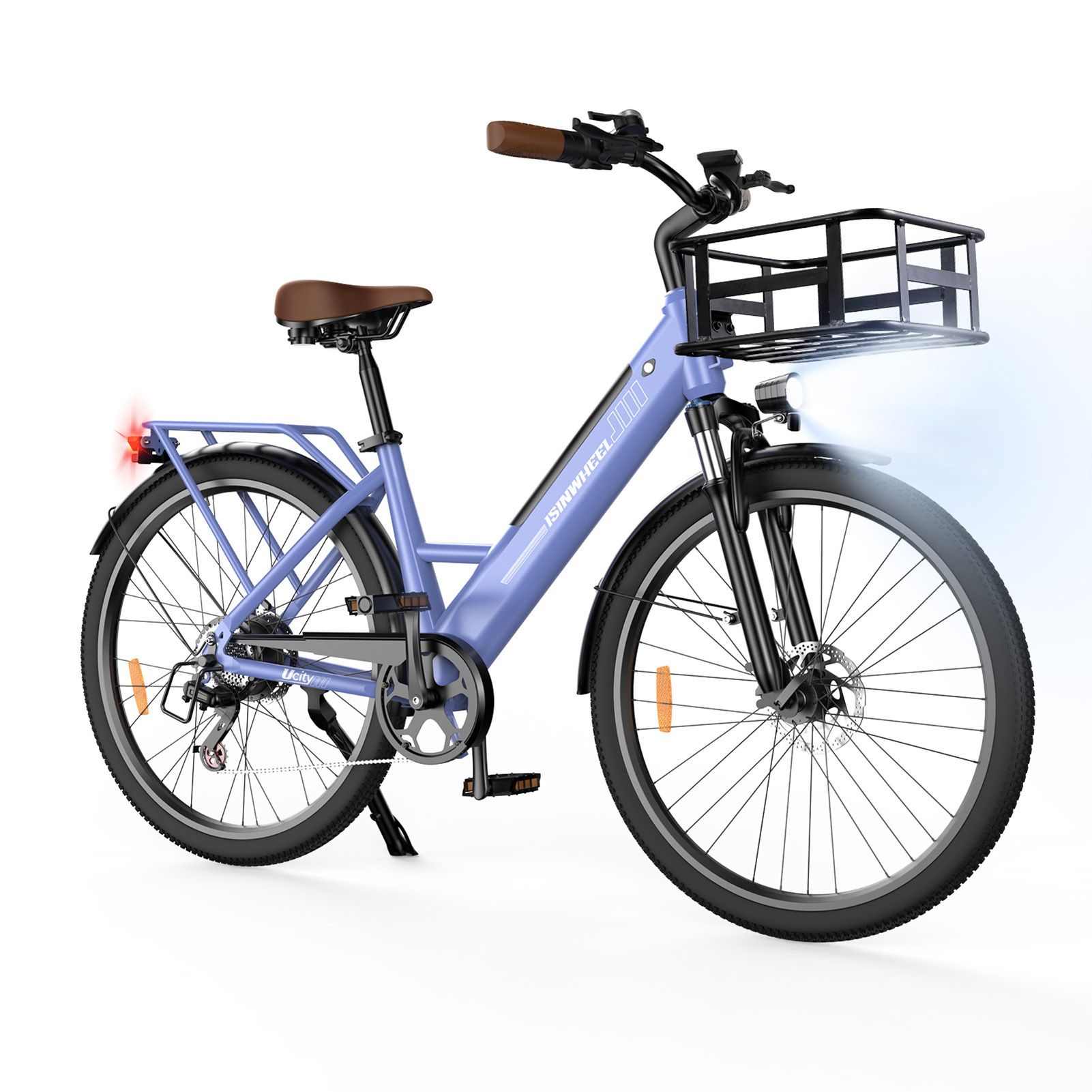 Lichtblauwe e-bike met mand, bruin zadel en handvatten. Zwarte banden en spatborden. Koplamp aan.
