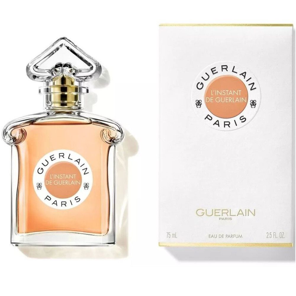 Parfumfles en verpakking. Fles met rond etiket en tekst. Verpakking met logo en tekst.