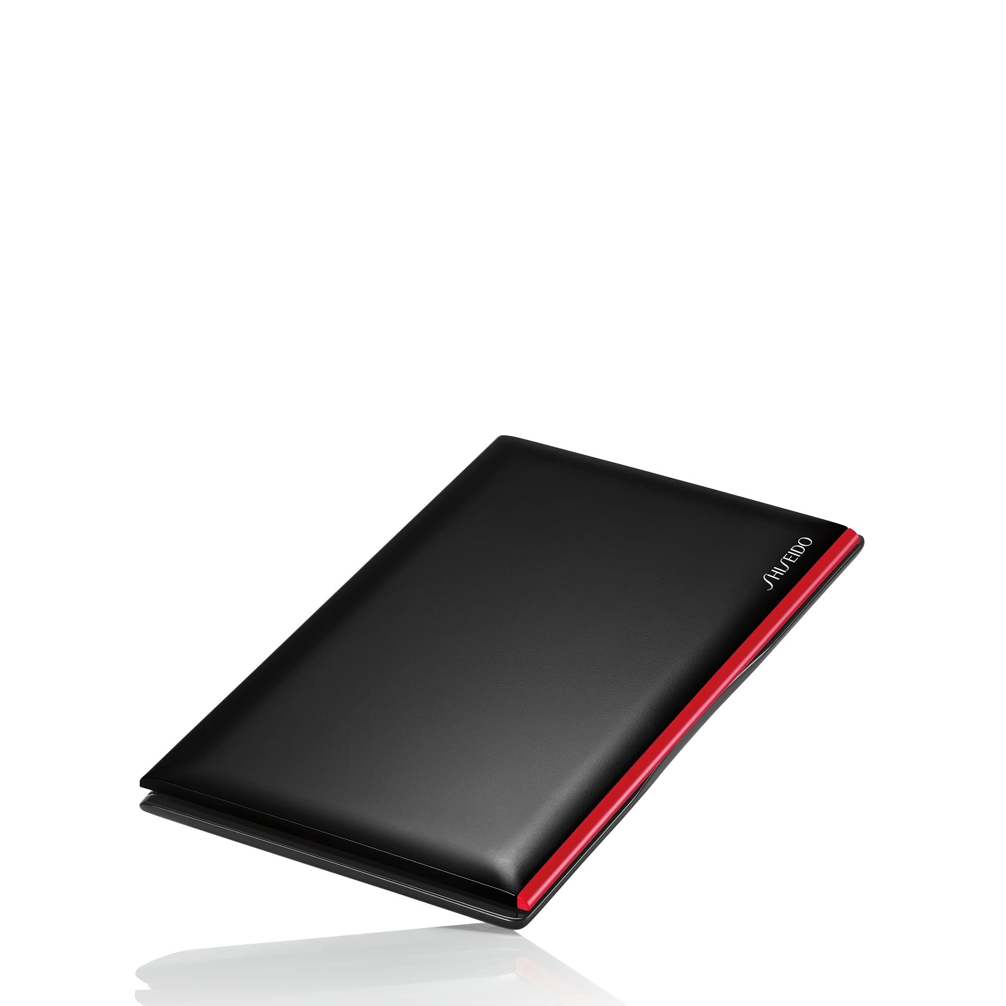 Zwarte, rechthoekige etui met rode accenten. Merk Shiseido.