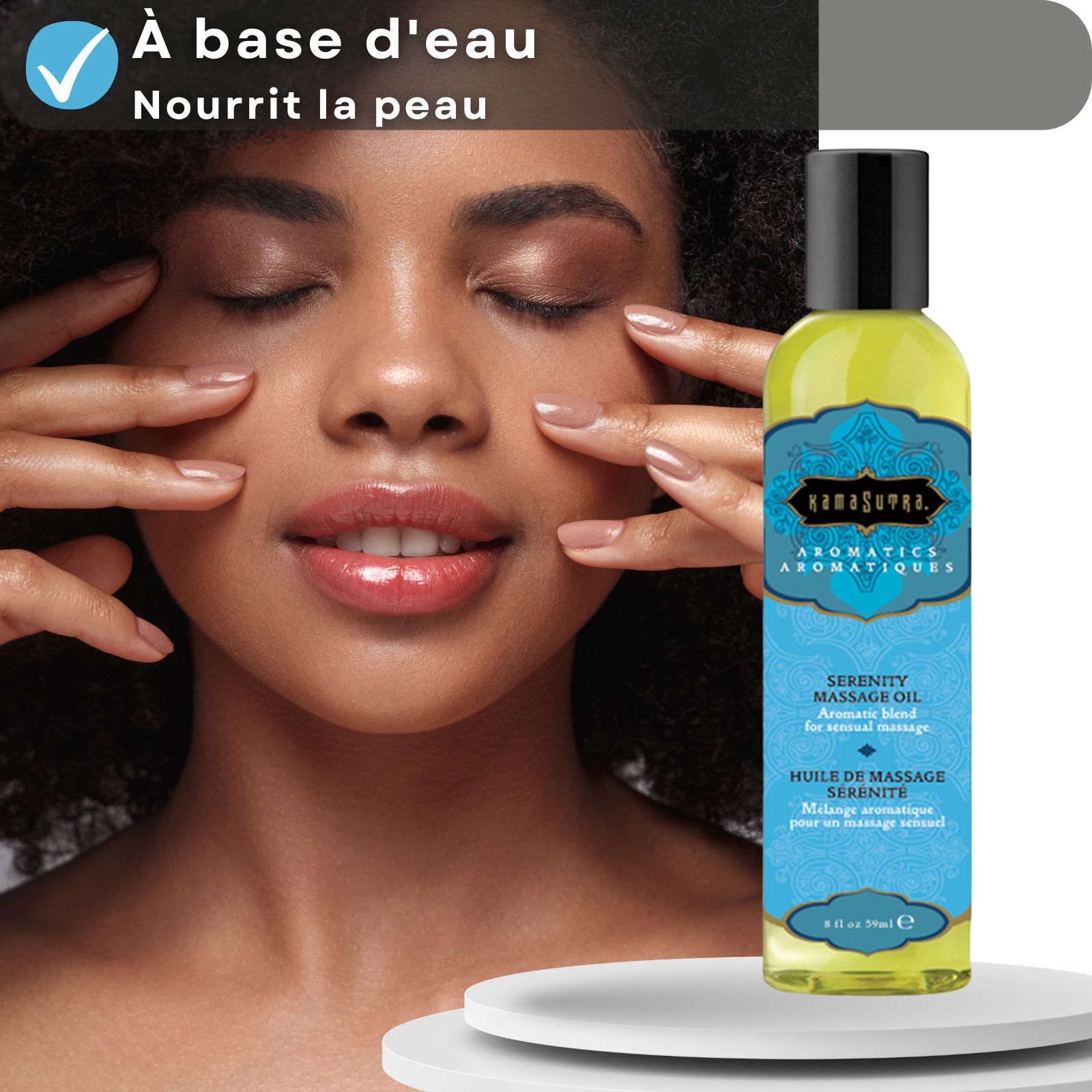 Huile de massage Kamasutra Serenity. Femme touchant son visage. Flacon avec étiquette bleue. Nourrit la peau.