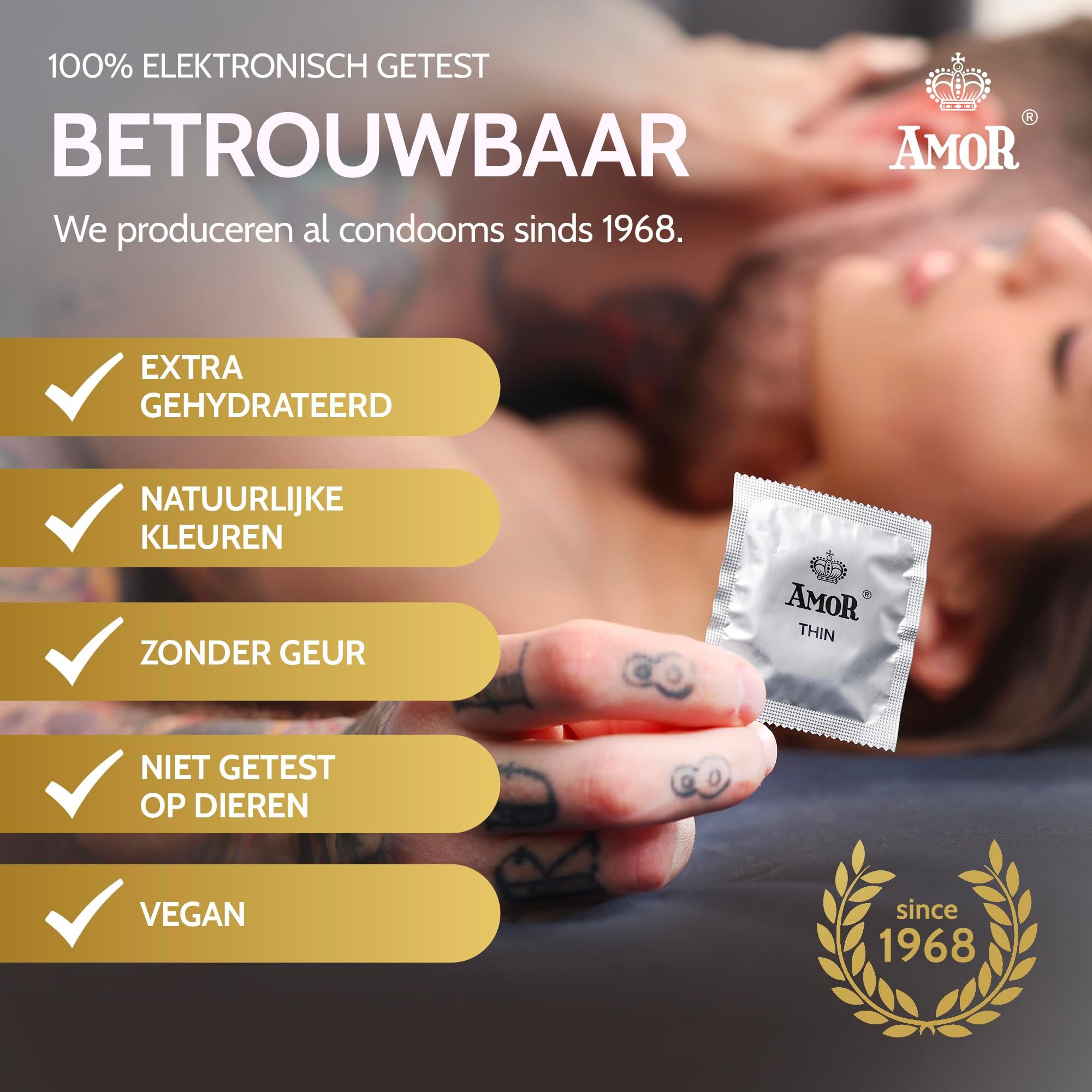 Een enkel Amor Thin condoom in zilveren verpakking, naast een grote stapel Amor condooms in rode en zilveren verpakkingen.