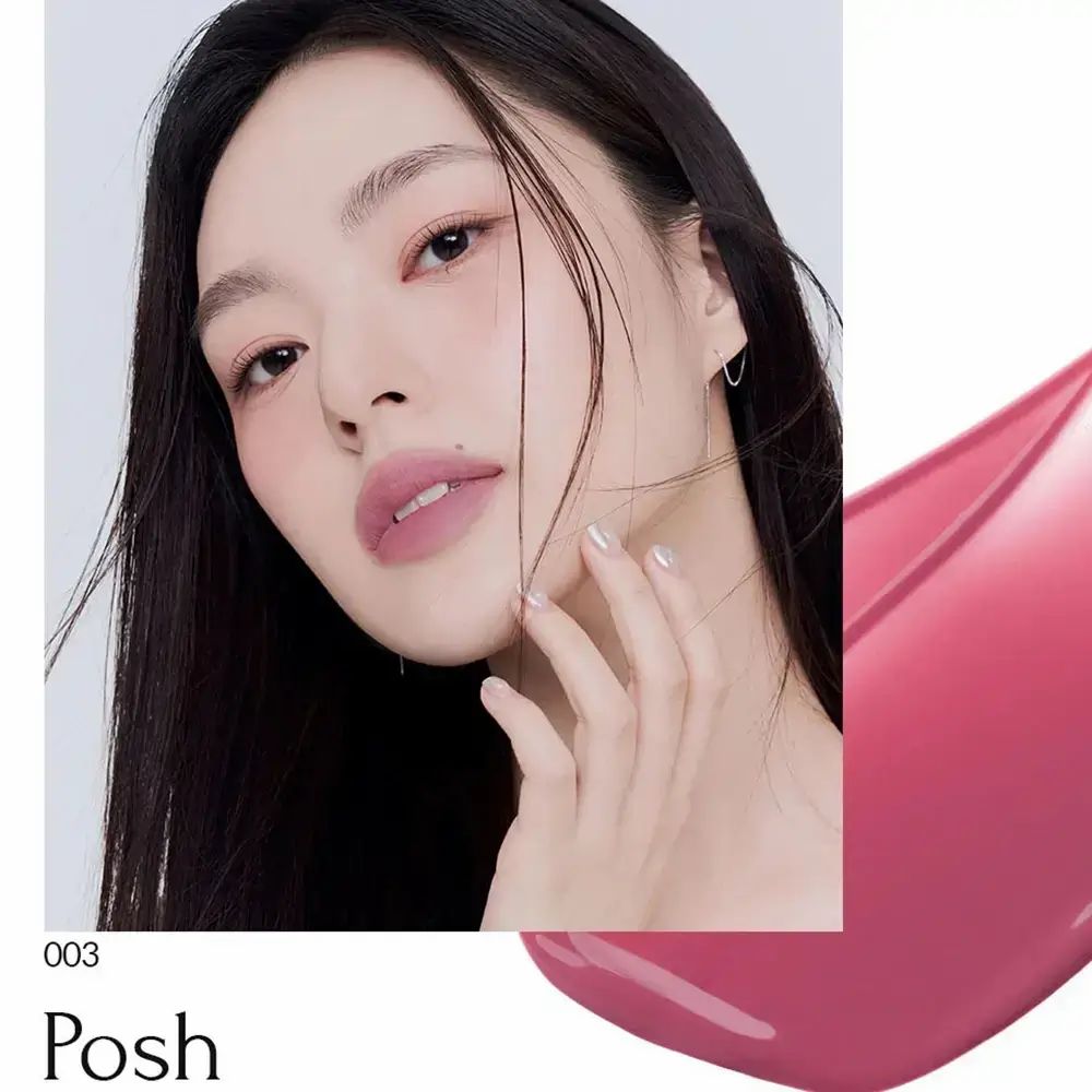 Vrouw met lippenstift. Op de lip: Posh 003. Daarnaast een kleurvlek. Zwart haar, lichte huid.
