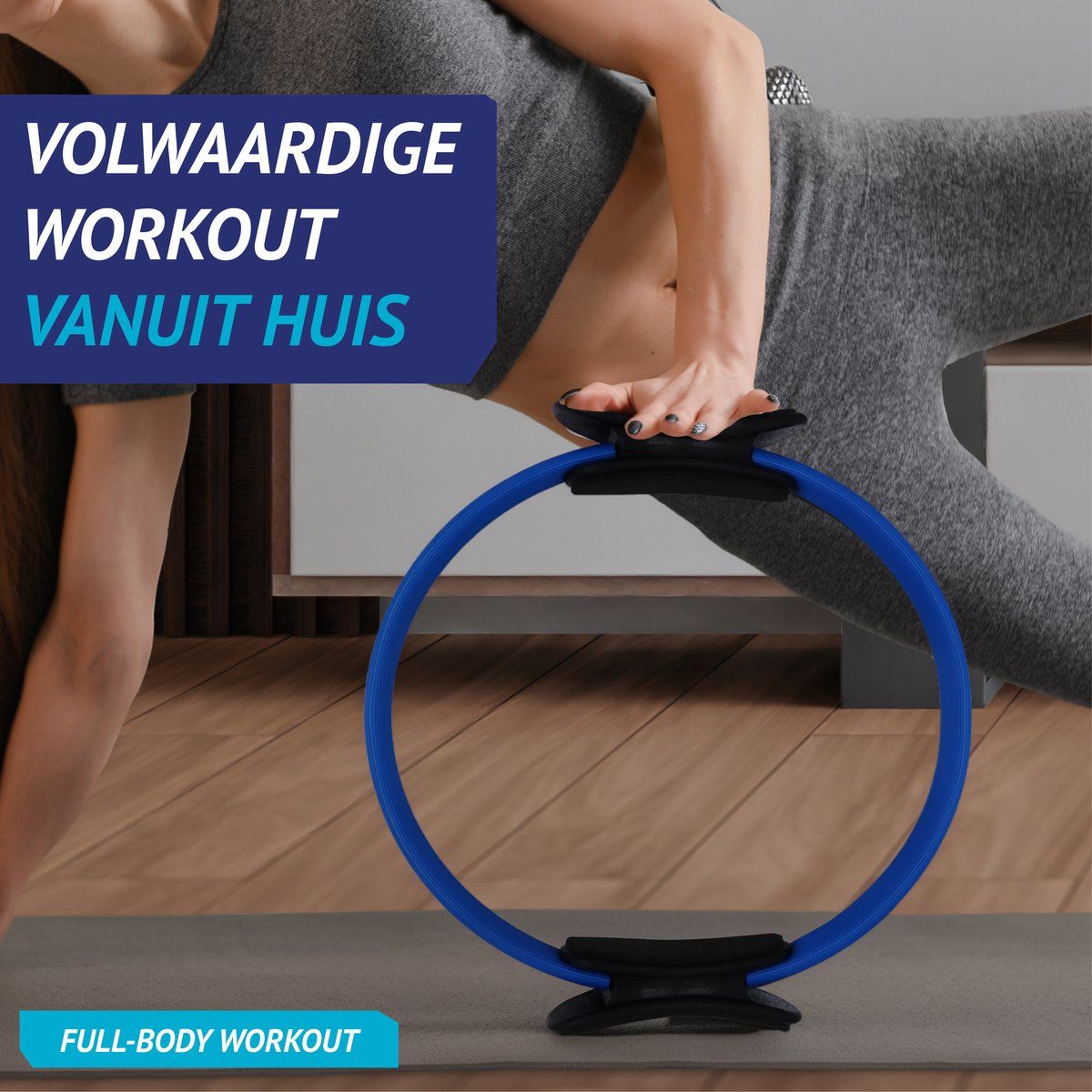 Anneau Pilates bleu. Femme s'entraînant avec l'anneau. Texte : VOLWAARDIGE WORKOUT VANUIT HUIS. FULL-BODY WORKOUT.