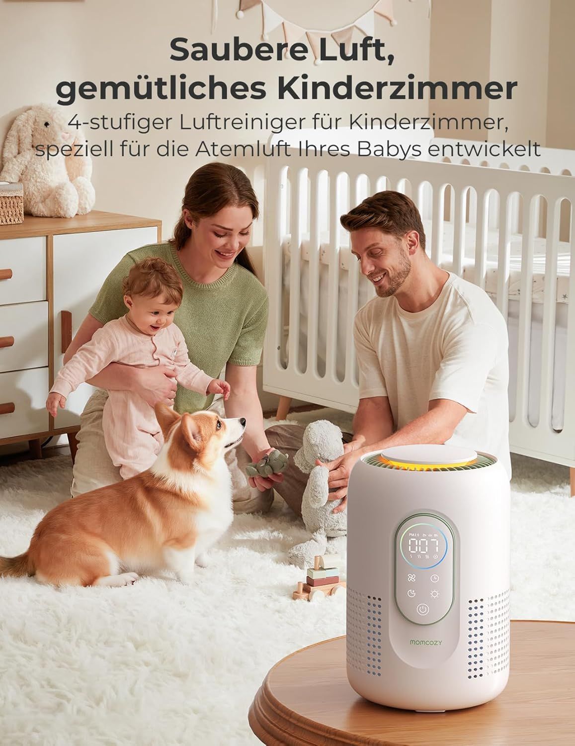 Familie met baby en hond in een kinderkamer met een Momcozy luchtreiniger op de voorgrond.