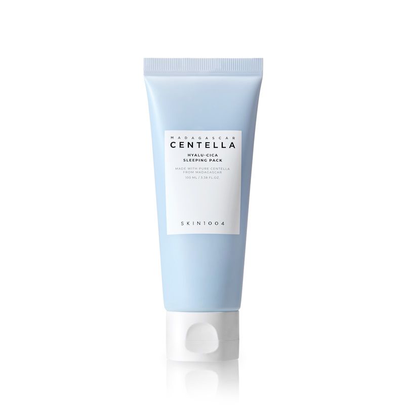 Lichtblauwe tube met witte dop. Opschrift: MADAGASCAR CENTELLA, HYALU-CICA SLEEPING PACK. Merk: SKIN1004.