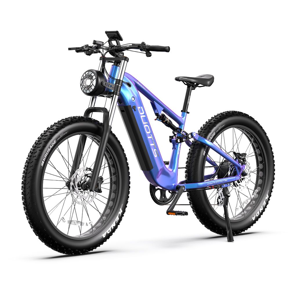 VTT électrique DUOTTS E26, bleu-violet. Pneus noirs, logo DUOTTS. Phare, suspension, selle. Pneus Kenda.