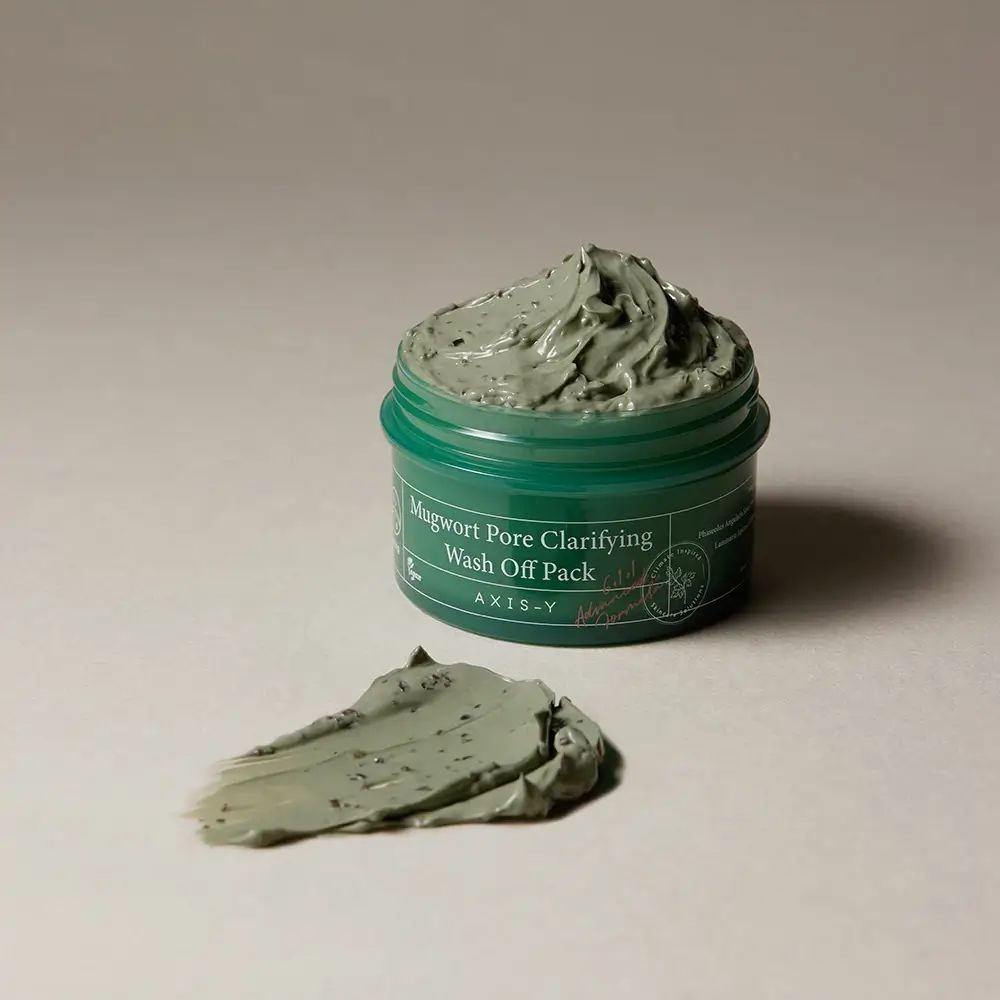 Groene pot met witte deksel. Opschrift: Mugwort Pore Clarifying Wash Off Pack. Merk: AXIS-Y.