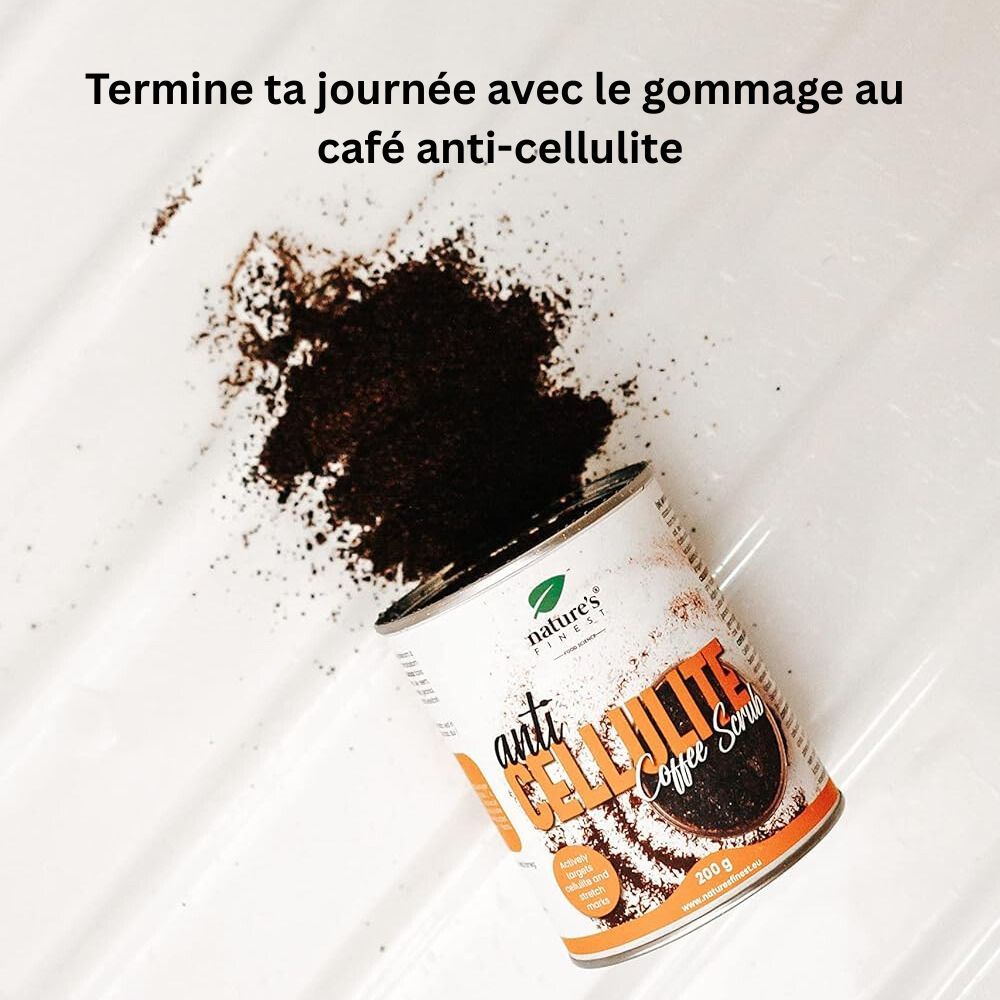 Pot 'Anti Cellulite Coffee Scrub' sur surface blanche. Poudre de café à côté.