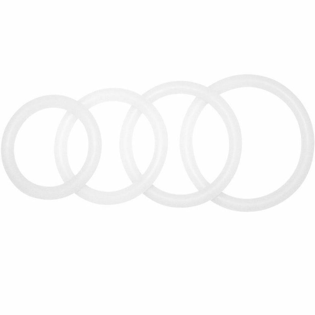 Quatre anneaux péniens blancs de tailles différentes. Alignés côte à côte. Fond blanc.