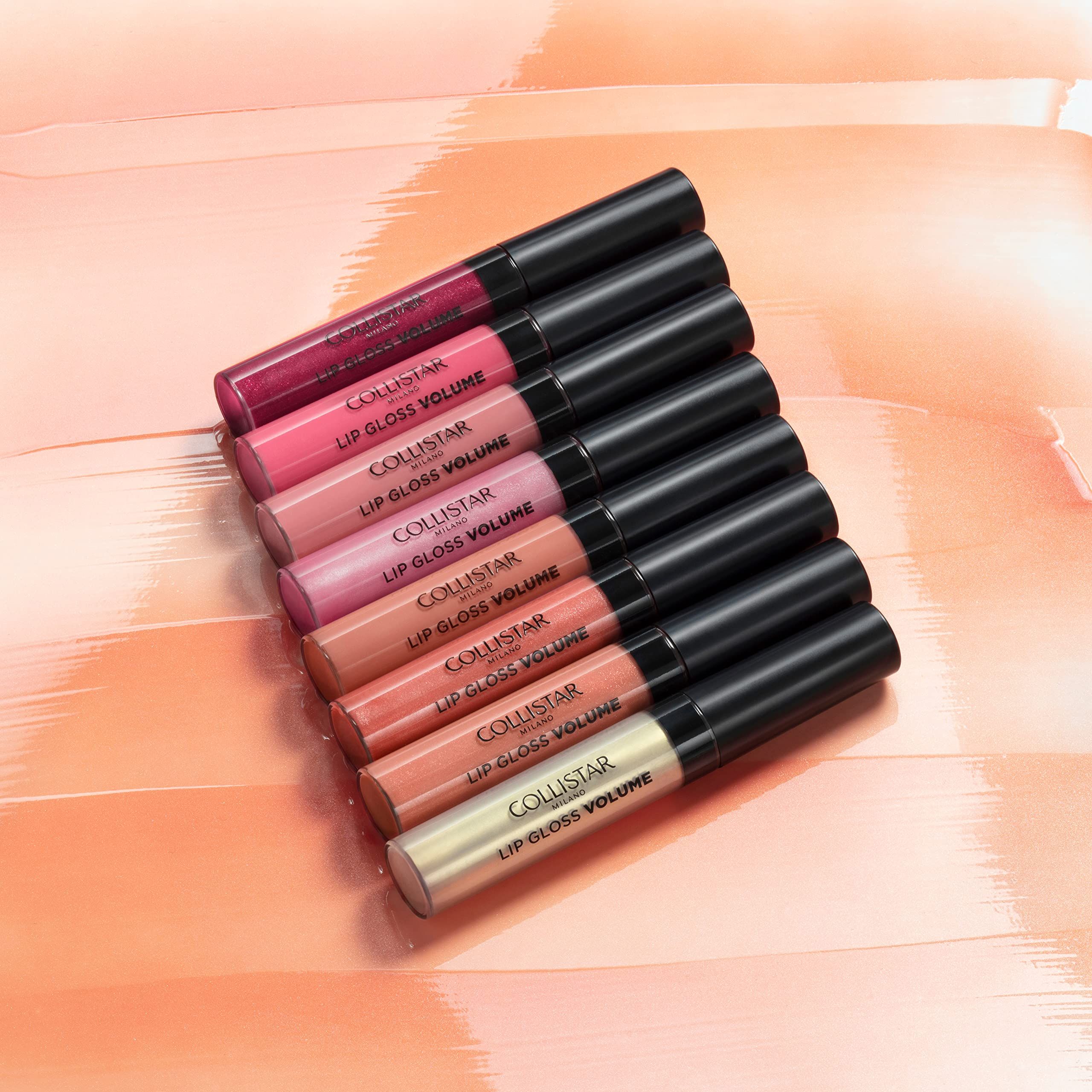 Sept gloss à lèvres de différentes couleurs. Bouchons noirs. Inscription : COLLISTAR LIP GLOSS VOLUME.
