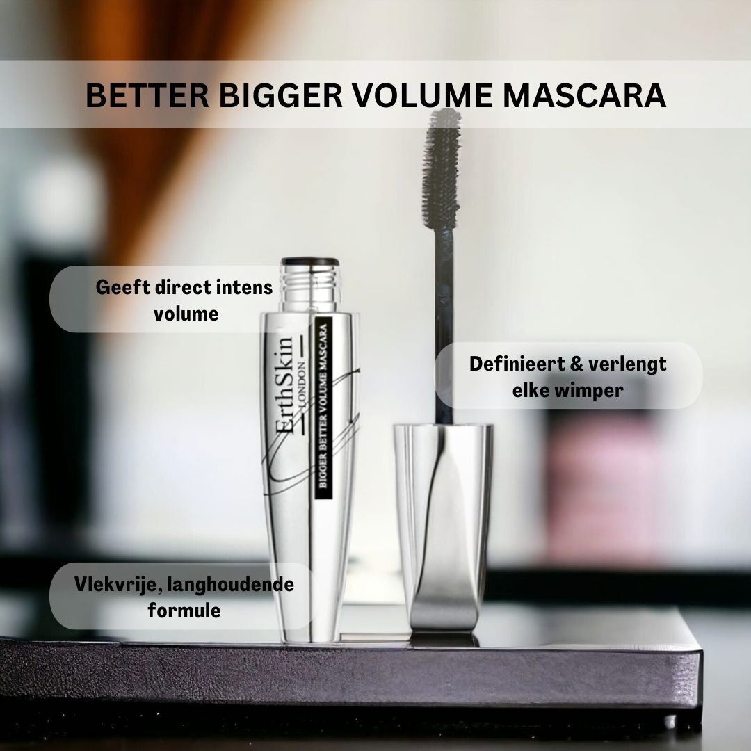 Tube de mascara avec brosse. Tube argenté avec brosse noire. Texte : 'Bigger Better Volume Mascara'.
