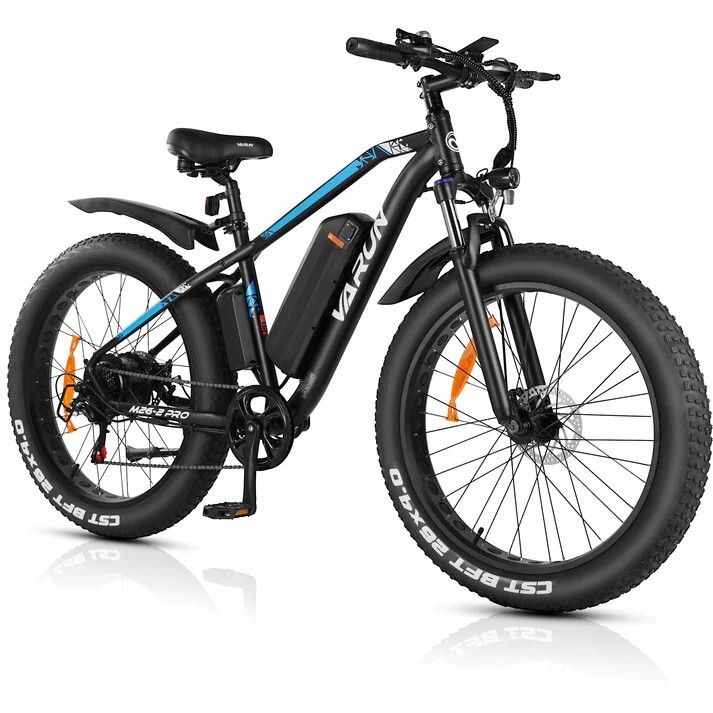 Zwarte elektrische mountainbike met brede banden, blauwe accenten en VARUN-logo. M26-2 PRO model.