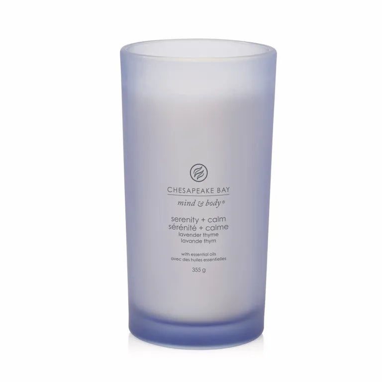 Bougie cylindrique en verre bleu. Inscription: Chesapeake Bay, mind & body, sérénité + calme, lavande thym. Poids: 355 g.