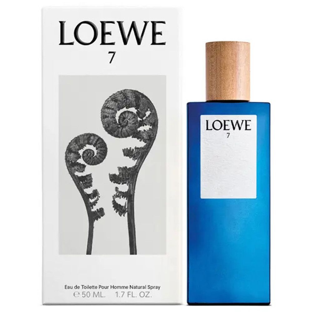 Flacon de parfum bleu avec bouchon en bois et emballage blanc. Inscription LOEWE 7. Emballage avec motif végétal.