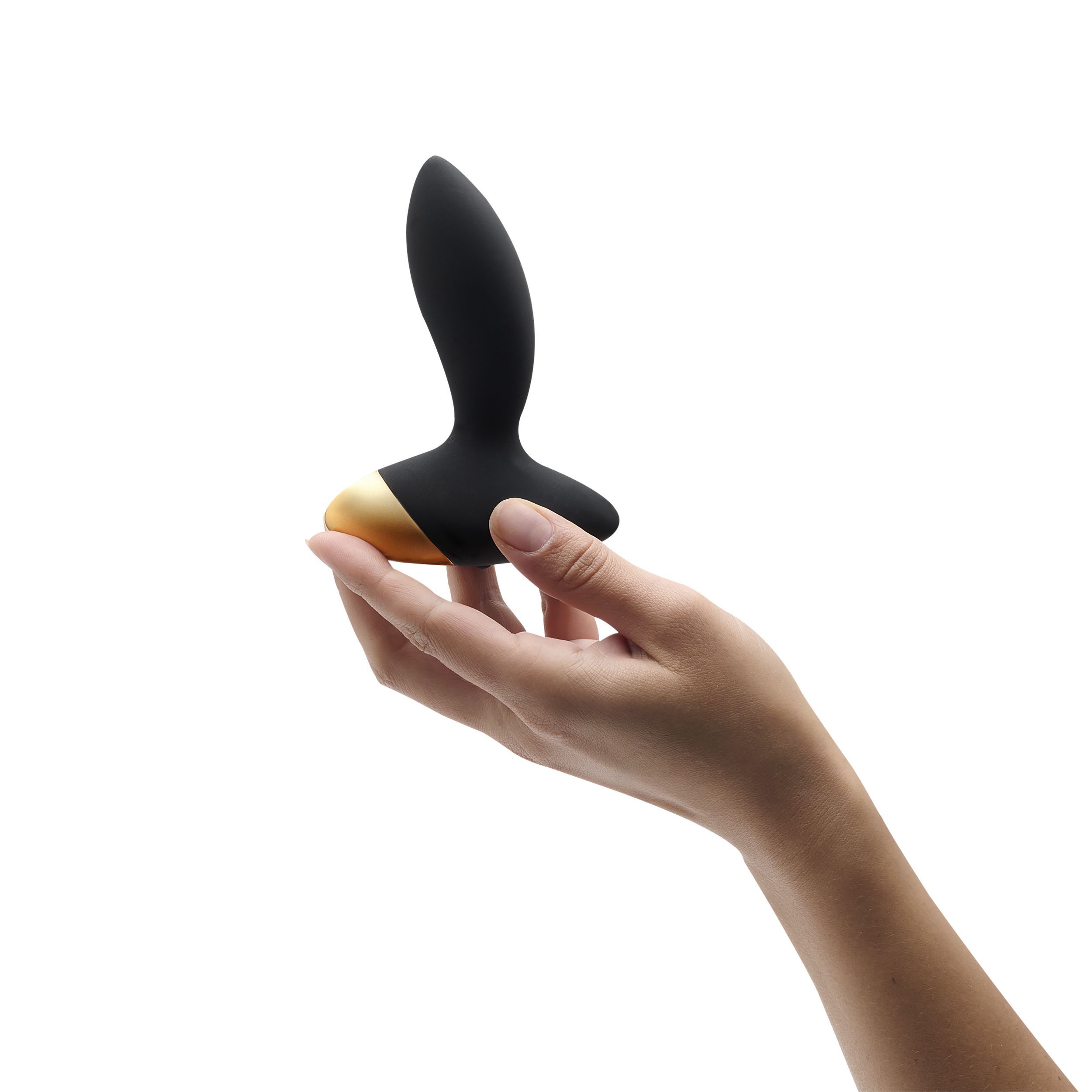 Zwarte anale vibrator met gouden accent, vastgehouden door een hand. De vibrator heeft een langwerpige vorm.