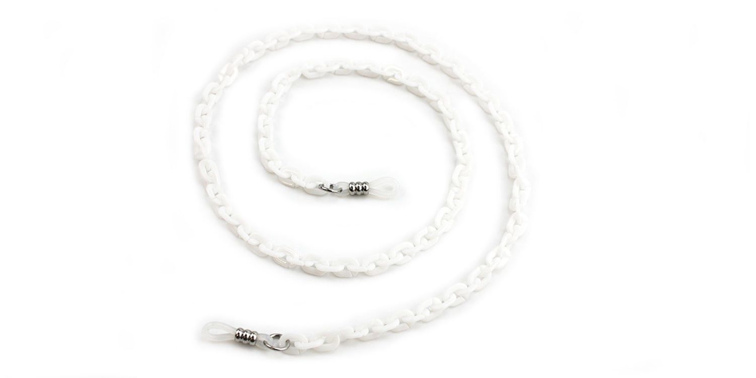 Cordon à lunettes blanc. Maillons de chaîne avec extrémités métalliques. Sur fond blanc.