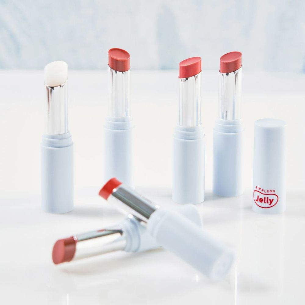 Verschillende lippenbalsemstiften in verschillende kleuren. Sommige zijn open. Op de stiften staat "Ripplesh Jelly".