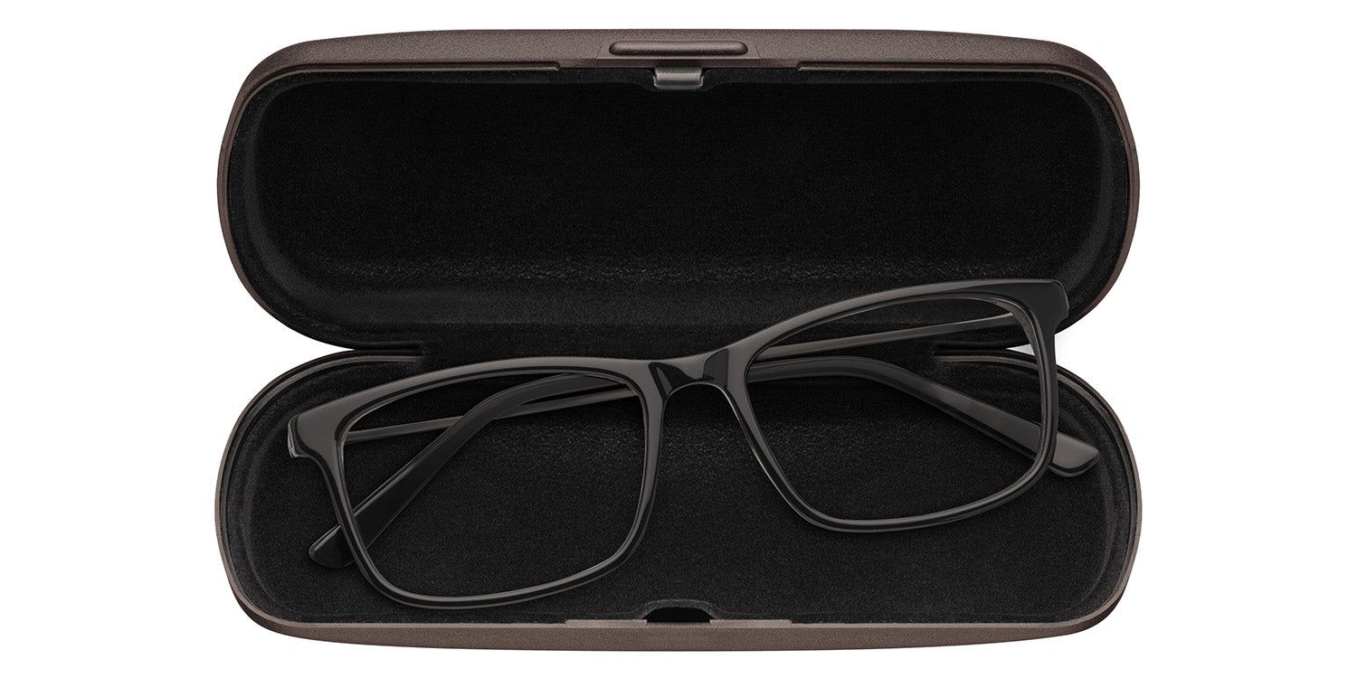 Étui en plastique marron ouvert avec lunettes. Monture noire, verres rectangulaires. Intérieur sombre.