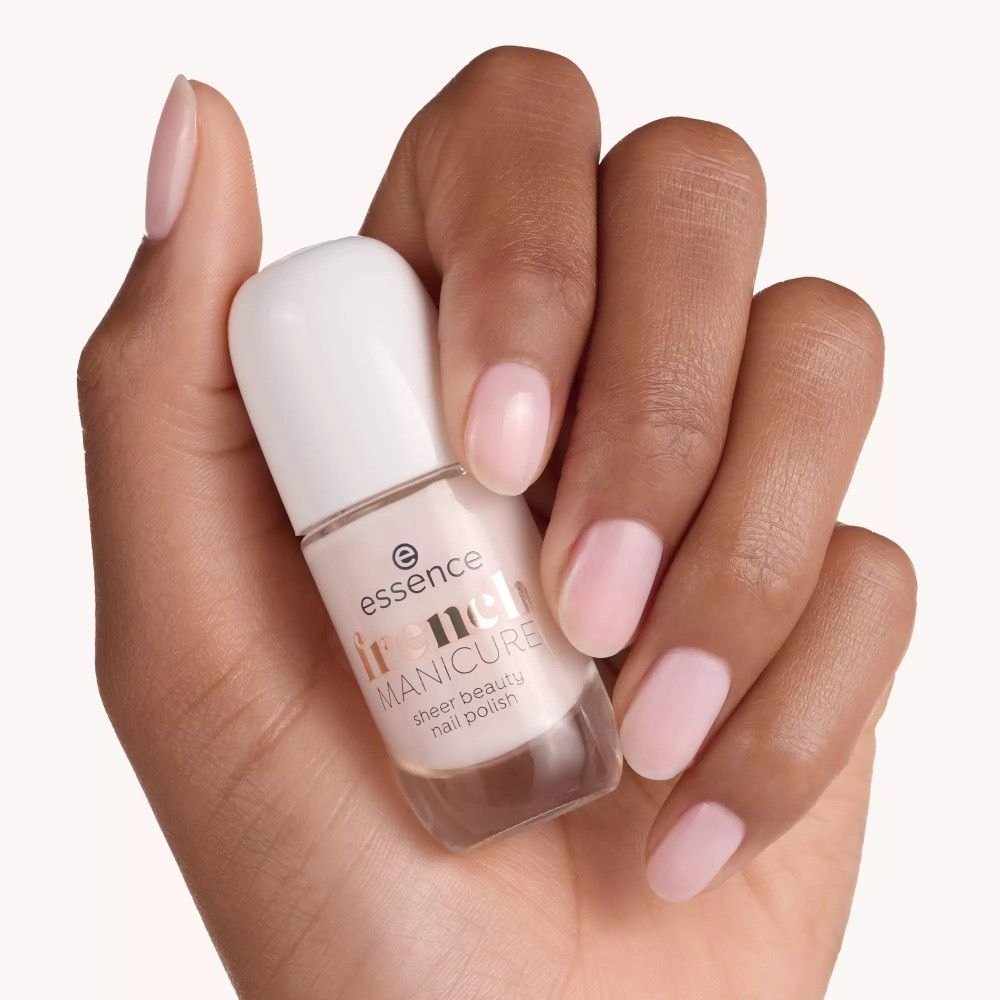 Hand met gelakte nagels en nagellakflesje. Opschrift: essence french manicure sheer beauty nail polish.
