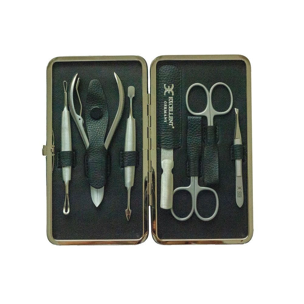Étui de manucure ouvert avec sept outils. Boîtier métallique, outils noirs.